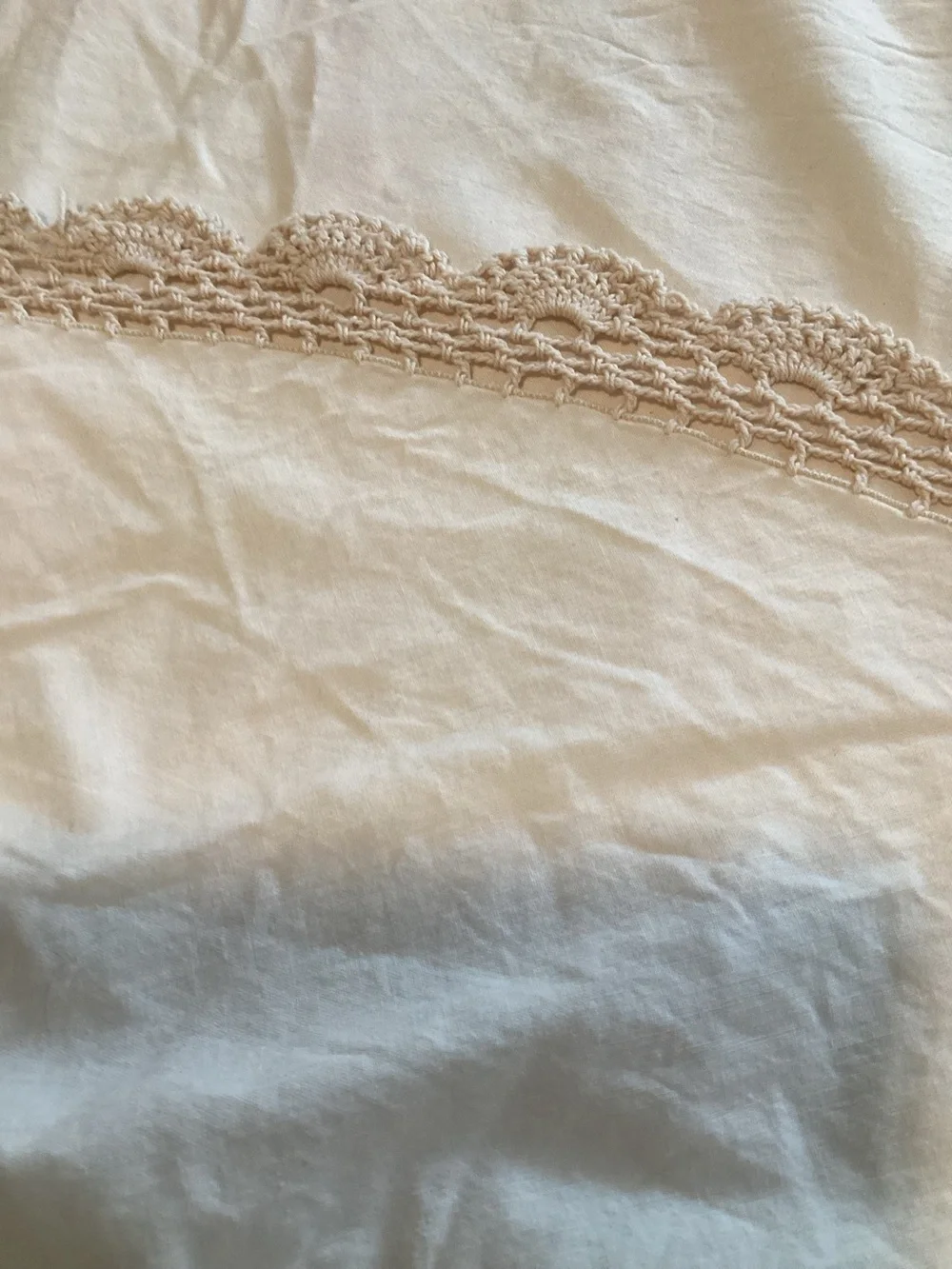 Vintage round 100% cotton tablecloth 68”